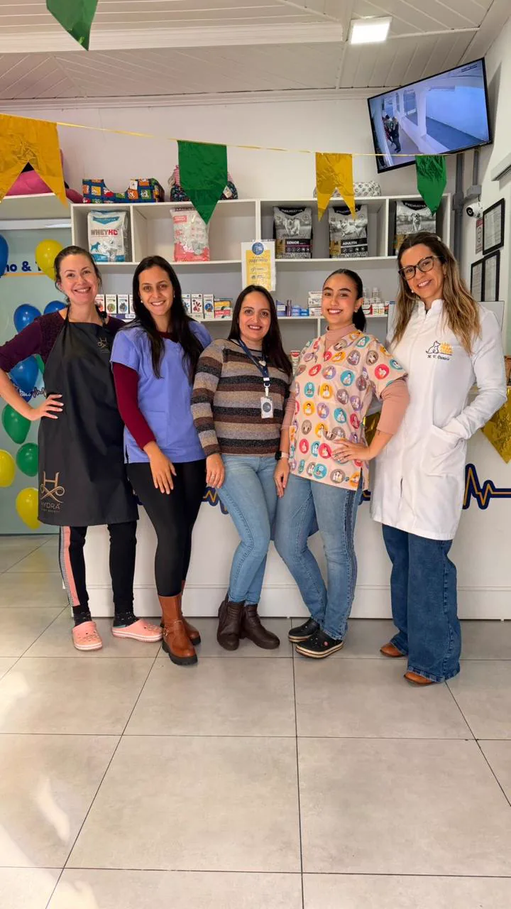 Equipe da Clínica Veterinária São Francisco reunida na recepção da clínica, em Itararé/SP