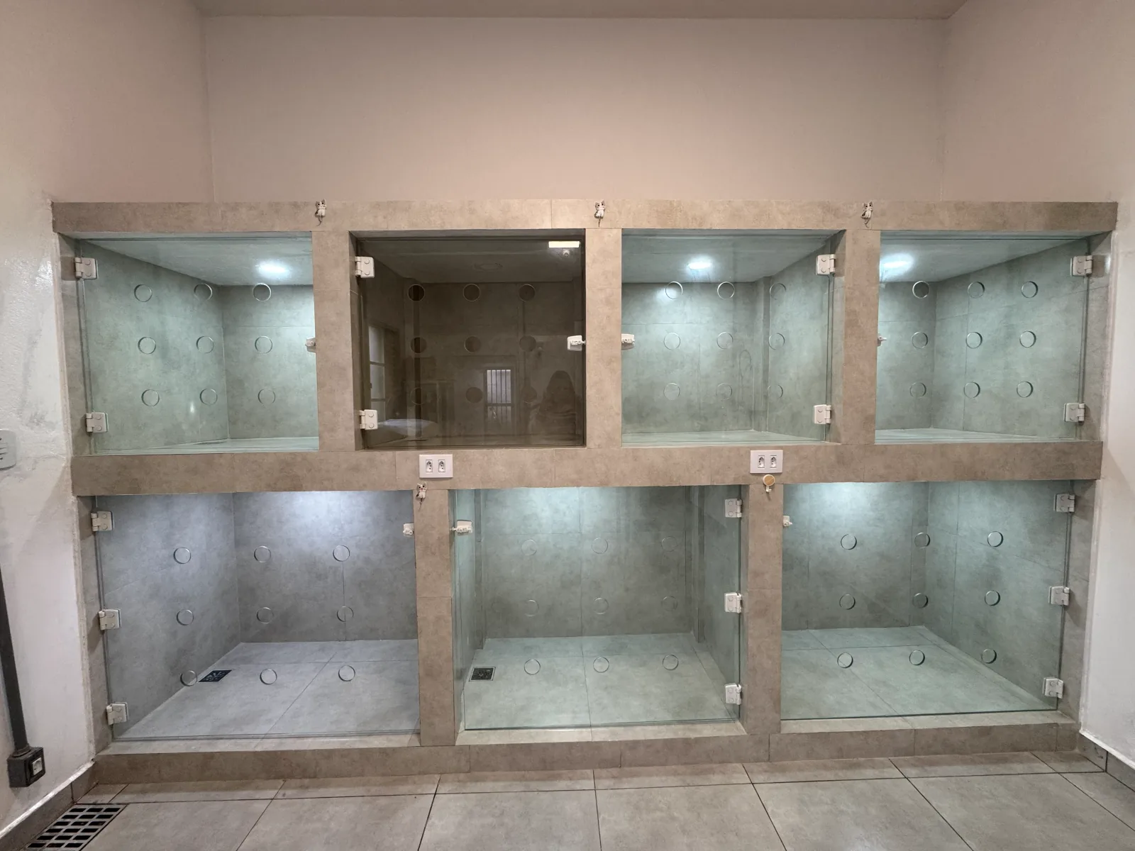 Baias de internação em alvenaria com porta de vidro na Clínica Veterinária São Francisco, em Itararé/SP